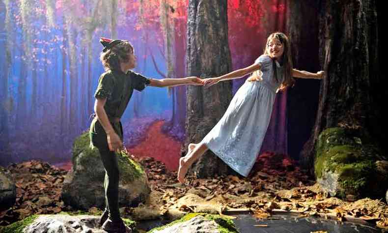 Os personagens Peter (Joo Bravo) e Sofia (Valentina Vieira) se transformam em Peter Pan e Wendy (foto: Estevam Avellar/Divulgao)