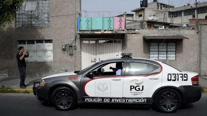Policiais investigaram casa que era possível esconderijo do ex-prefeito(foto: RONALDO SCHEMIDT/AFP) Policiais investigaram casa que era possível esconderijo do ex-prefeito(foto: RONALDO SCHEMIDT/AFP)