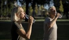 Saiba como cuidar da sa�de de idosos e crian�as em dias de calor intenso