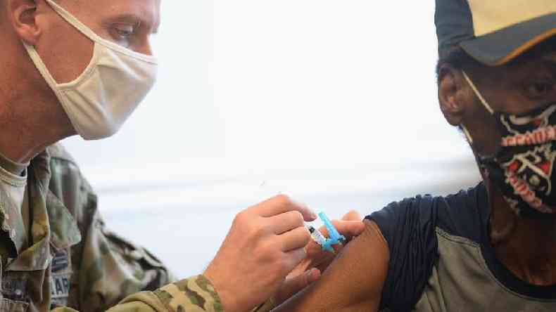 At o Exrcito est colaborando nas tarefas de vacinao(foto: Getty Images)