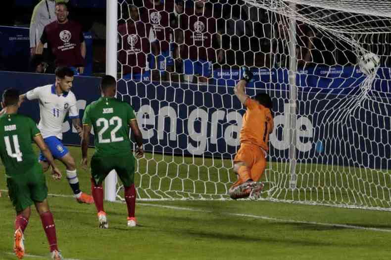Philippe Coutinho foi o nome da noite no Morumbi, marcando dois dos trs gols da centsima vitria brasileira no torneio(foto: MIGUEL SCHINCARIOL/AFP)