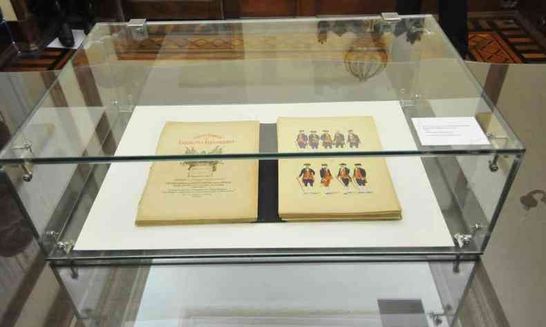 Livro com ilustrao de fardas antigas est exposto no Palcio da Liberdade, em BH