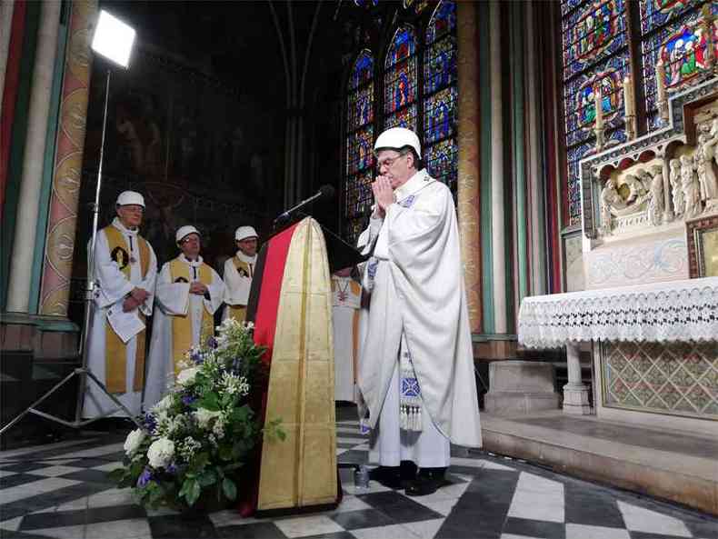 Padres precisaram usar capacetes para realizar a cerimnia na catedral(foto: KARINE PERRET / POOL / AFP )