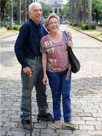 Vera Comini, vizinha da Liberdade, no passeio da tarde com o marido, Afrnio: 