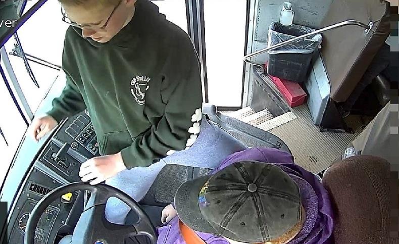 V�deo gravado dentro do �nibus mostra momento em que menino assumiu o controle do �nibus