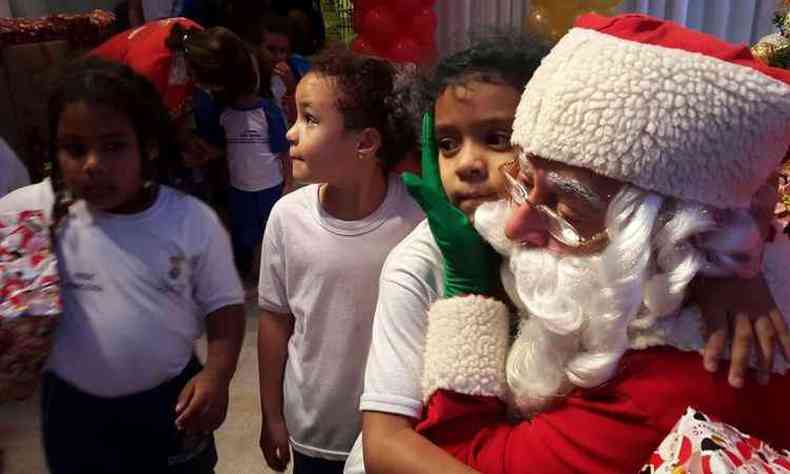 Crianada brincou e curtiu atraes da festa de Natal da Jornada Solidria dos Dirios Associados, antes de receber presentes do Papai Noel(foto: Marcos Vieira/EM/D.A PRESS)