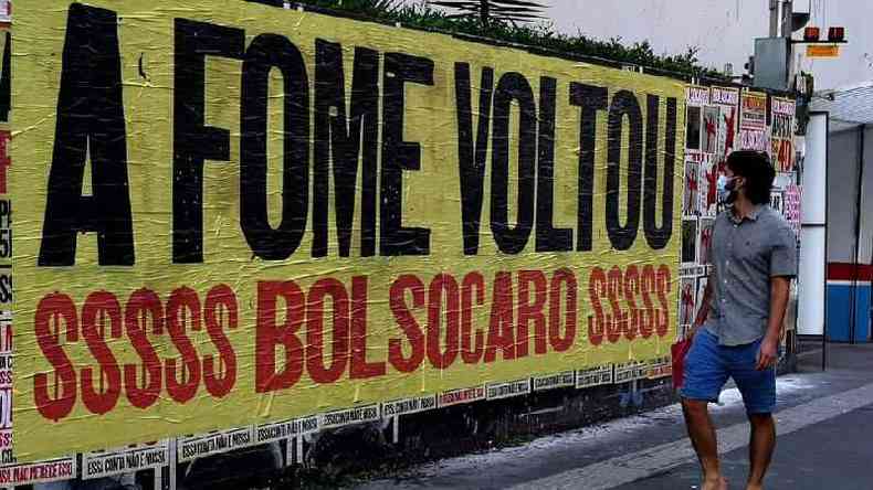 'A fome voltou', diz cartaz de protesto na Avenida Paulista, em So Paulo