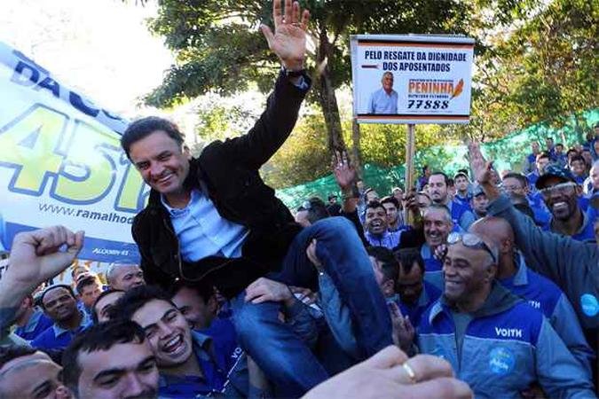 Aécio Neves madrugou na porta de uma fábrica de máquinas e equipamentos em São Paulo e terminou carregado por trabalhadores(foto: Marcos Bezerra/Futura Press/Estdão Conteúdo) Aécio Neves madrugou na porta de uma fábrica de máquinas e equipamentos em São Paulo e terminou carregado por trabalhadores(foto: Marcos Bezerra/Futura Press/Estdão Conteúdo)