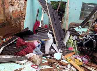 Cenrio de destruio na casa na manh desta sexta-feira (foto: Super Canal )