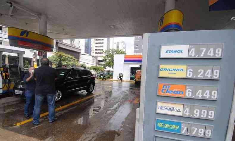 A gasolina comum j  vendida a R$ 6,24 por litro, neste posto de combustveis no bairro Belvedere, regio Centro-Sul da capital(foto: Leandro Couri/EM/D.A Press)
