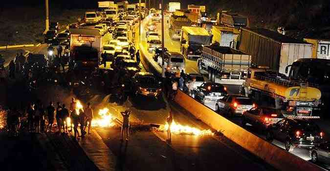 Moradores protestaram no Anel Rodovirio para pedir construo de passarela (foto: Beto Magalhes/EM/D.A.Press)