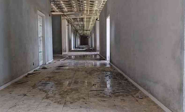 A parte interna do hospital est praticamente concluda, porm, foi alvo da ao de ladres que roubaram fios, cabos eltricos e dutos de oxignio(foto: Frente Brasil Popular/Divulgao)