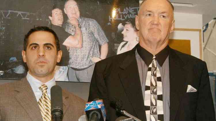 Chuck Wepner (dir.) anunciou a ao contra Stallone em entrevista coletiva em 2003, diante de uma imagem sua com o ator.
