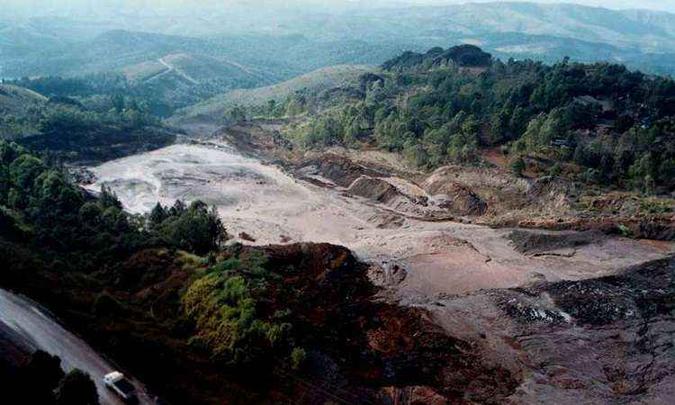 Avalanche depois do rompimento da barragem da Mineração Rio Verde, em Macacos(foto: Sidney Lopes/EM/DA Press) Avalanche depois do rompimento da barragem da Mineração Rio Verde, em Macacos(foto: Sidney Lopes/EM/DA Press)