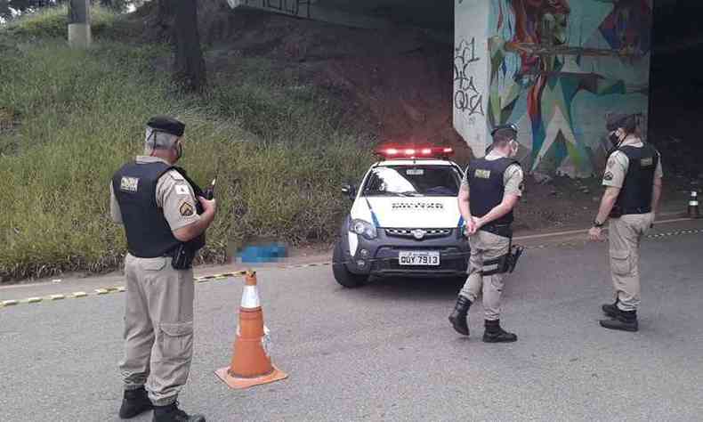 Polcia Militar isolou o local. Corpo da menina estava s margens da rodovia(foto: Jair Amaral/EM/DA Press)