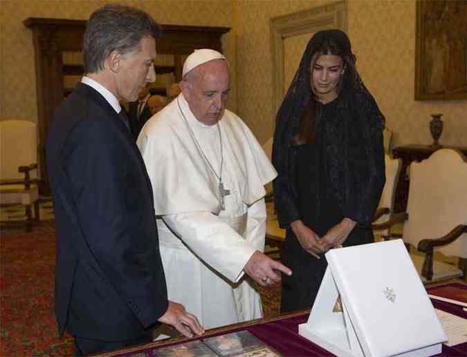  Papa e Macri trocaram presentes durante o encontro.(foto: AFP PHOTO POOL / GIORGIO ONORATI )