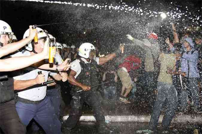 Policiais e manifestantes entraram em confronto em Braslia(foto: AFP PHOTO / BETO BARATA )