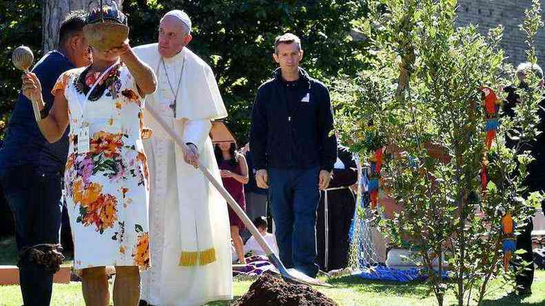 Em ato simblico, representantes indgenas e o papa plantam carvalho nos jardins do Vaticano(foto: Andreas SOLARO/AFP)