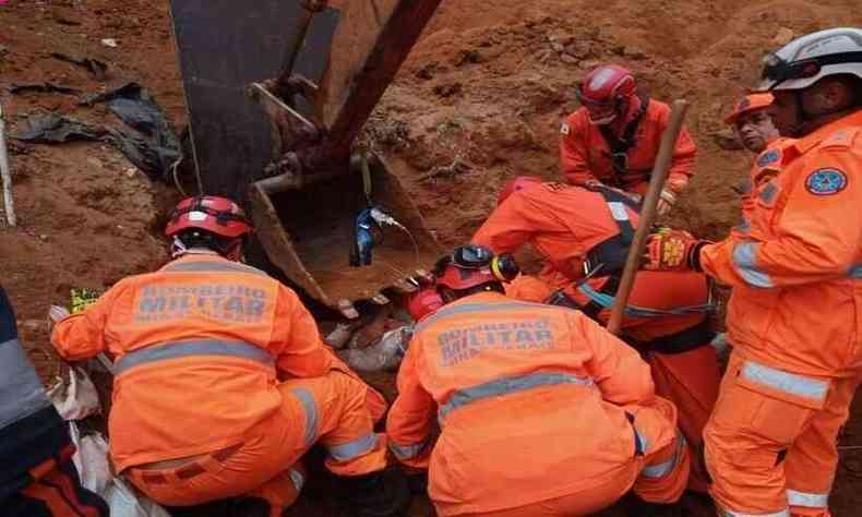 Trabalhadores so soterrados e resgatados pelo Corpo de Bombeiros(foto: CBMMG/divulgao)