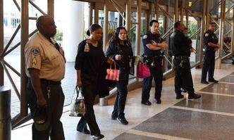 Agentes atentos � seguran�a de passageiros no aeroporto de Los Angeles(foto: AFP PHOTO/MARK RALSTON)