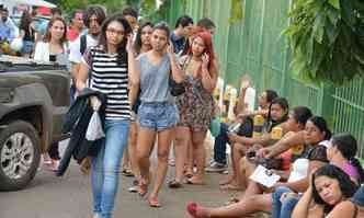 Estudantes chegam para fazer a prova em Braslia, Distrito Federal(foto: Jos Cruz/Agncia Brasil)