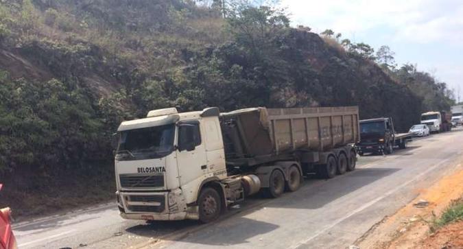 Caminhão também se envolveu no acidente(foto: Divulgação/WhatsApp) Caminhão também se envolveu no acidente(foto: Divulgação/WhatsApp)