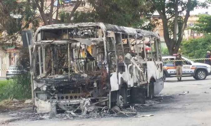 Mais um ônibus foi incendiado na Grande BH (foto: Edésio Ferreira/EM) Mais um ônibus foi incendiado na Grande BH (foto: Edésio Ferreira/EM)