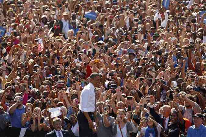 Multido aplaude Obama em comcio realizado em Richmond, Virgnia(foto: REUTERS/Kevin Lamarque )