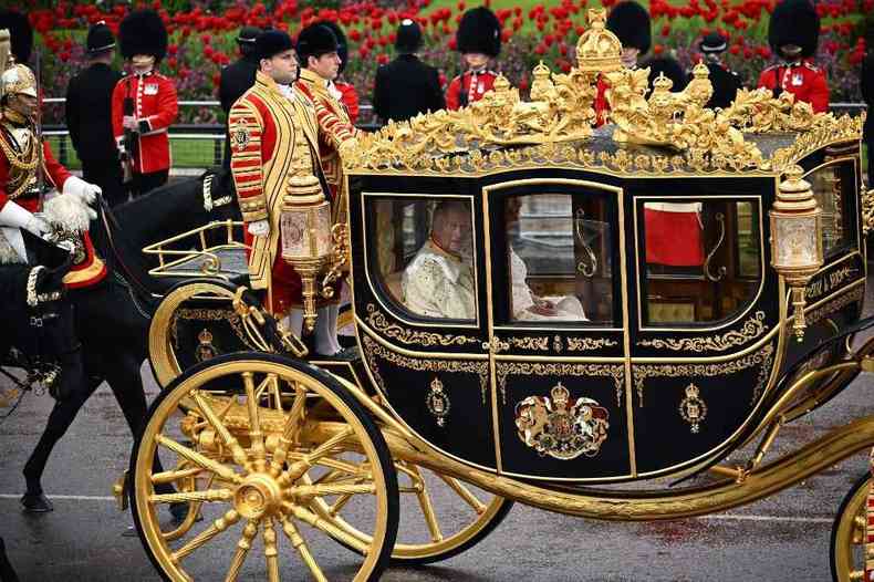 Charles e e Camilla desfilam em carruagem real no incio da cerimnia de coroao do rei