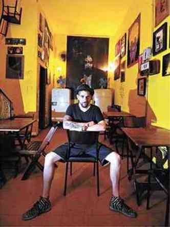 Argentino Santiago Calongas comeou boteco com um sof e trs mesas. 'Ningum imaginava abrir um bar assim', diz(foto: Alexandre Guzanshe/EM/D.A Press)