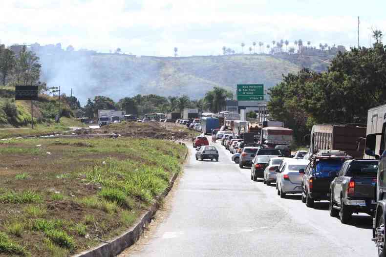 fila de carros na rodovia BR-381