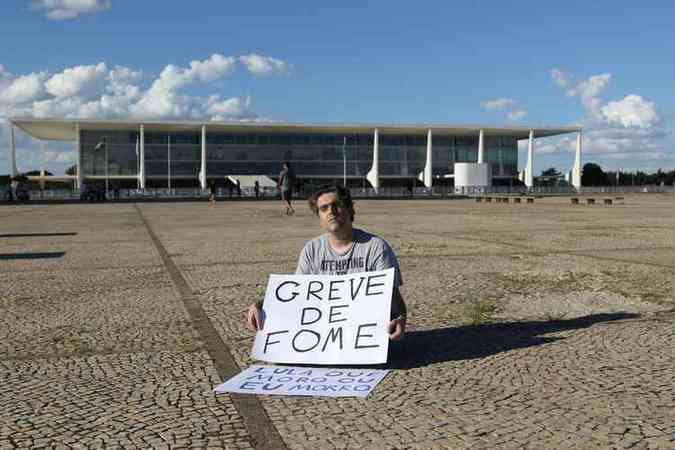 Ex-eleitor de Lula, Luiz Lycario faz greve na Praa dos Trs Poderes(foto: RODRIGO NUNES/ESP CB/D.A PRESS)