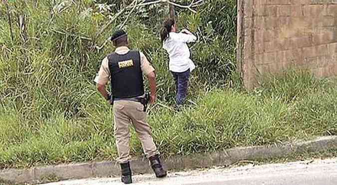 Policiais e peritos fizeram buscas no terreno onde o garoto foi encontrado atrs de pistas do espancador(foto: TV Alterosa/Reproduo)