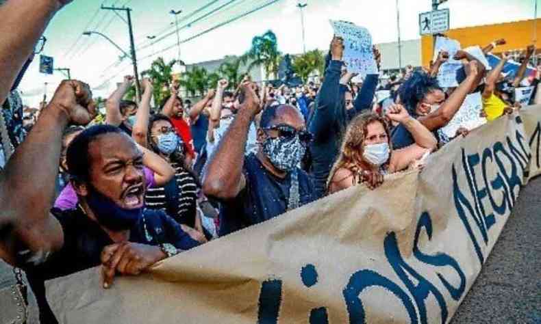 Manifestao em frente ao Carrefour, em Porto Alegre: ao pede reparao a 