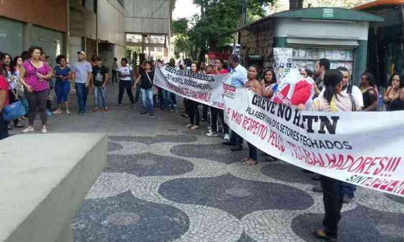 Trabalhadores fizeram manifestao pela manh em frente sede do TRT(foto: Jair Amaral/EM/D.A.Press)