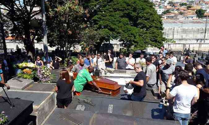 Enterro do corpo do estudante de direito Cristiano Guimares Nascimento, no Cemitrio do Bonfim, em BH (foto: Edsio Ferreira/EM/D.A/Press)