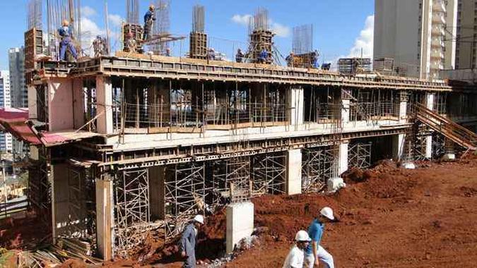 Colaboradores da Conartes Engenharia mostram o andamento de uma obra(foto: Divulgação/Conartes ) Colaboradores da Conartes Engenharia mostram o andamento de uma obra(foto: Divulgação/Conartes )