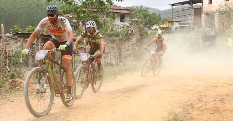 Por causa do tempo seco, a poeira atrapalhou muito os ciclistas nas trilhas(foto: Jair Amaral/EM/D.A Press)