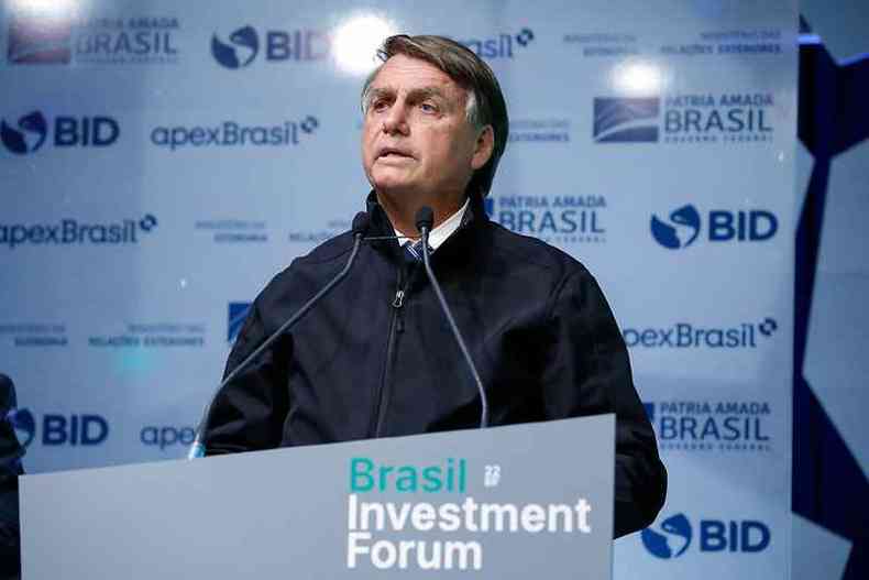 Presidente da Repblica Jair Bolsonaro fala ao microfone