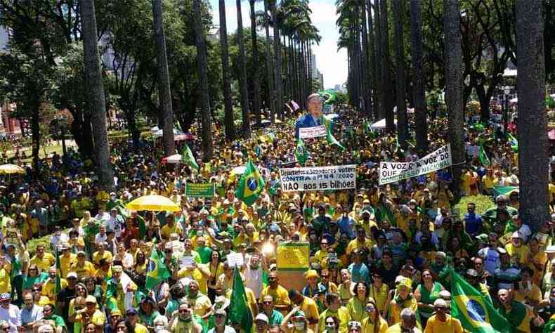 Em BH, milhares de pessoas participaram das manifestaes deste domingo(foto: Edsio Ferreira/EM/D. A. Press)