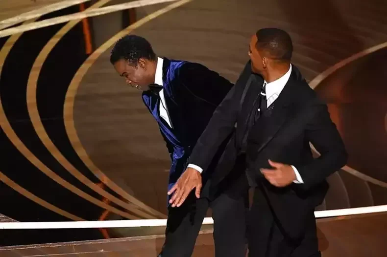 Durante a cerimônia do Oscar, Will Smith deu tapa em Chris Rock após piada sobre sua mulher, Jada Pinkett Smith(foto: AFP) Will Smith dá tapa em Chris Rock no palco do Oscar