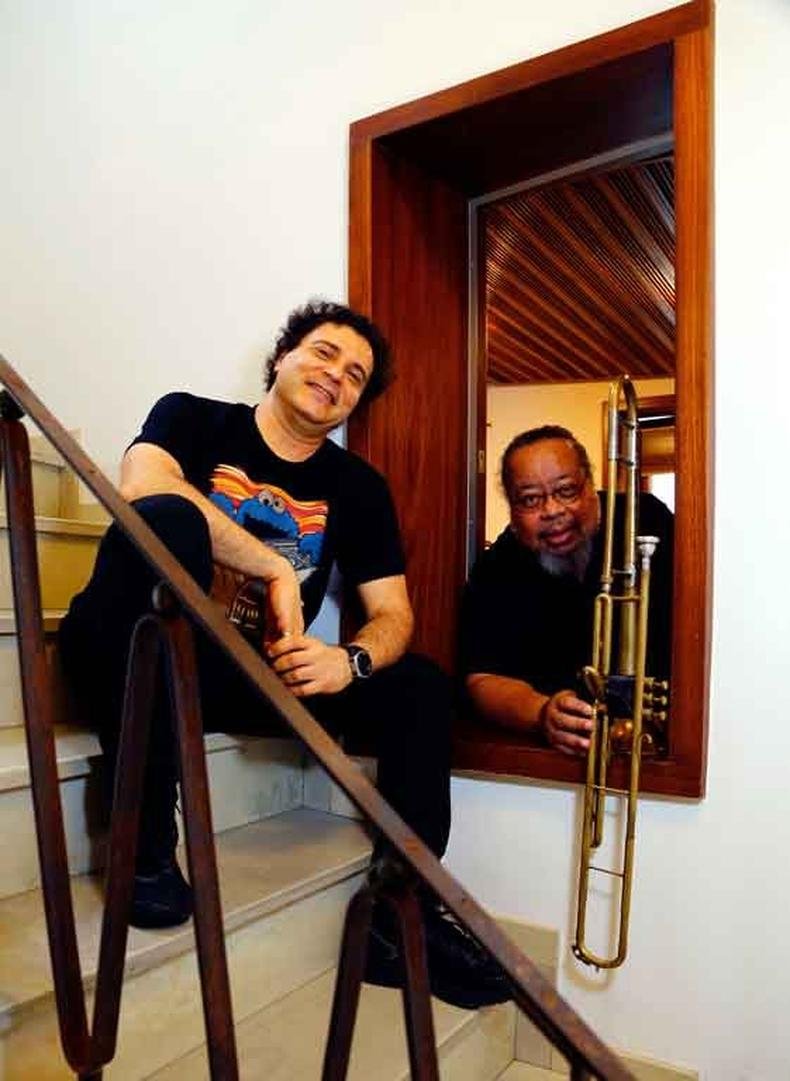 O cantor e compositor Frejat convidou o veterano Serginho do Trombone para gravar em seu estúdio, no Bairro Lagoa, no Rio (foto: UANDERSON FERNANDES/ESTADAO CONTEÚDO) O cantor e compositor Frejat convidou o veterano Serginho do Trombone para gravar em seu estúdio, no Bairro Lagoa, no Rio (foto: UANDERSON FERNANDES/ESTADAO CONTEÚDO)