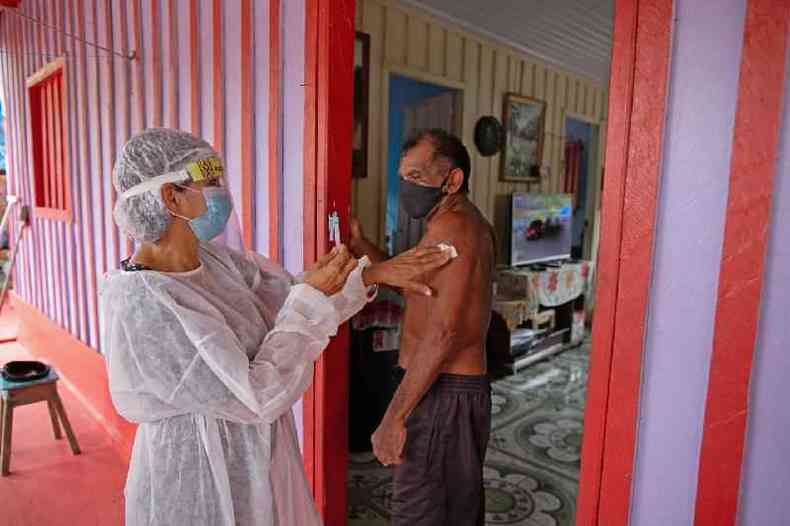 Homem é vacinado contra a covid-19 em Nossa Senhora do Livramento
