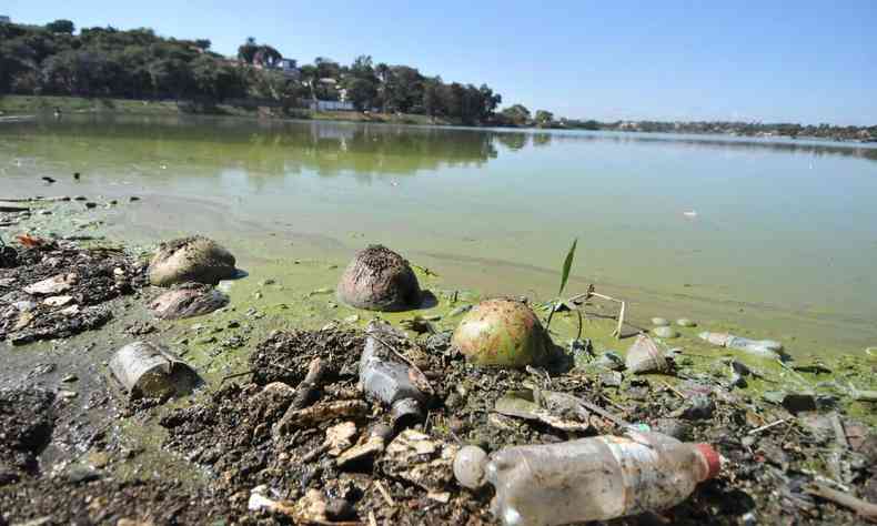 Lixo na Lagoa da Pampulha