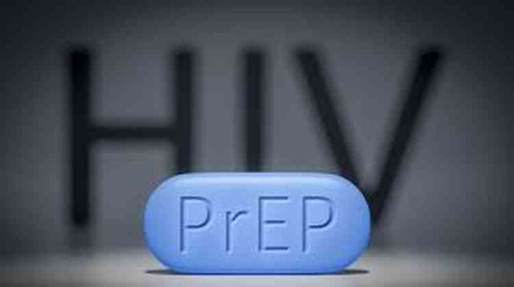 Pílula PrEP em destaque sob fundo preto destacando a palavra HIV