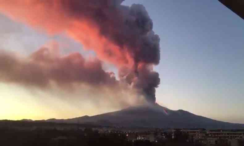 O Etna  o vulco ativo mais alto da Europa, com erupes frequentes h cerca de 500.000 anos.(foto: Reproduo/Twitter)