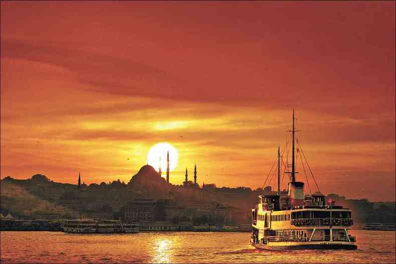 Final de tarde tinge de dourado o Estreito de Bsforo e destaca as torres das mesquitas e igrejas de Istambul(foto: Descubra Turquia/Divulgao)