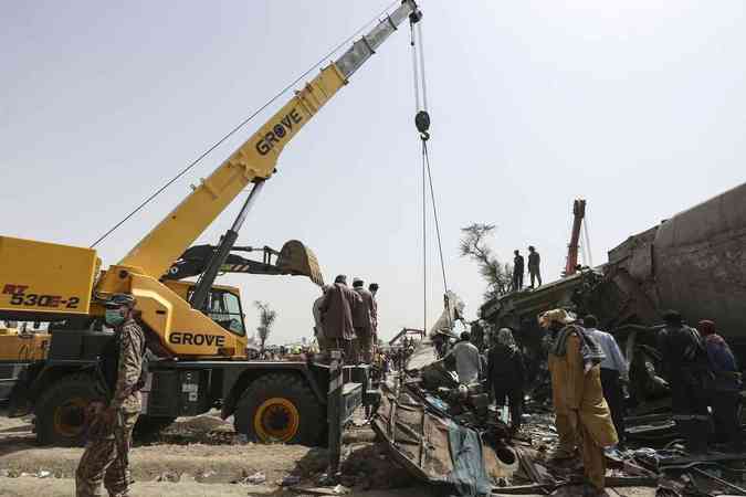 Batida entre trens no Paquisto deixa ao menos 40 mortos e mais de 100 feridosShahid Saeed MIRZA / AFP