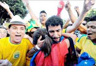 Os irmos chilenos Pedro e Alejandra Escobar se abraam depois da derrota de La Roja no Gigante da Pampulha (foto: Gladyston Rodrigues/EM/D.A Press)