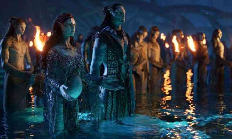 Praia em tons azuis em cena do filme Avatar: O caminho da gua